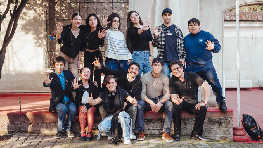 Integrantes de la Juventud Republicana reunidos al aire libre.